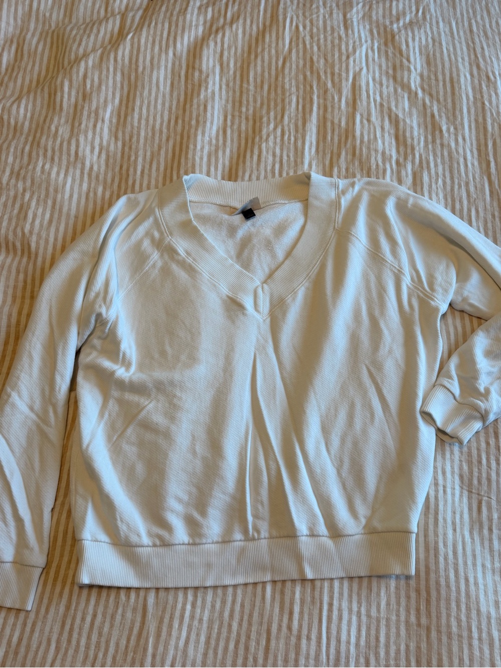 Universal Thread Women's V-Neck Sweater - White